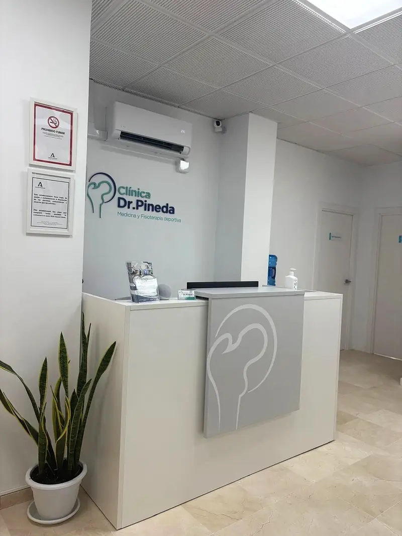 Recepción de Clínica Dr. Pineda en Tomares